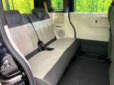 後部座席も気になるようなキズ・汚れやへたり等、大きなダメージはなく、良好な状態です。