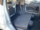リヤシートは5:5分割で倒せ、前後一体スライドとリクライニングが出来て、リヤシートを前方に倒せば、大きな荷物も載せられます。