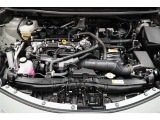 エンジンルームの樹脂部分は丁寧に磨いてツヤをだしています。当社の中古車のエンジンルームクリーニングはとても自信があります★