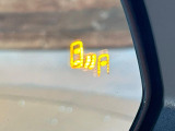 【ブラインドスポットモニター】走行中、ドアミラーの死角になりやすい箇所に後続車が接近するとサイドミラーのレンズに警告を表示!ドライバーに注意喚起をしてくれます。