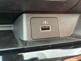 USBソケットがついてます!車の中でもスマホの充電が可能です!