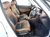 フロントは広々セパレートシート、運転席は、高さを調整できるハイトアジャスター付きです。