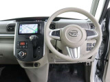 運転席側から見た写真です、お車にマッチングするように考えられたインパネデザイン!沢山のスイッチ類も運転される方が使いやすい位置に配置されていますね!