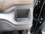 運転席側の手の届きやすい位置にドリンクホルダーが付いています。