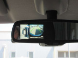 〔スマートルームミラー〕内蔵モニターにより後方の状況をクリアな画像で確認出来ます。夜間も勿論、くっきり!通常のルームミラーに切替も可能です。
