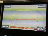 後方の見える安心をお届けするバックガイドモニター付:バックするときのアシストラインもあって楽々バック!車庫入れや縦列駐車をサポートし、苦手な駐車も安心です!今やもう手放せない装備ですネ♪