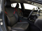 インテリア・シートカラーはブラック!合成皮革シートを採用したシートは赤のアクセントが目を引くデザインです!前席はシートヒーター&シートクーラーを、運転席はパワーシート機能を備えております!