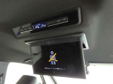 後席モニター装備:セカンドシート・サードシートにご乗車の方は、ドライブ中も天井部についているモニターでTV等をお楽しみ下さい♪♪使用しない時は、画面を天井部分に格納できます!