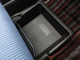 助手席の下には収納スペースがございます!倒れやすい買い物袋もここに置いておけば、イスから落ちる心配もありません♪