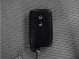 ◆スマートキー◆カギをバッグやポケットに入れたままでもドアロックの開閉ができる『スマートキー』付き!雨天や暗くなってもカギを取り出す必要がなくドアの開錠&エンジンも始動できます