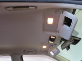 サンバイザーには、バニティーミラー付いてます。照明も付いていて便利です。