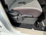 前後、背もたれだけでなく座面の高さも調整できお好きなポジションで運転できます。