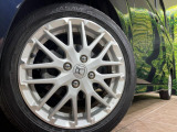 【純正15インチアルミホイール】外観にマッチした純正アルミホイールを装着しております。各種社外アルミホイールや、スタッドレスタイヤも取扱いしております。是非ご相談ください♪