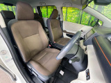 運転席まわりには十分なスペースがあり、大柄な方でもゆったり運転していただける環境です。