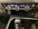 オートエアコンがついてます。左右独立で温度設定のできるデュアルオートエアコンです。パネル内のシートヒータースイッチは前席の左右別々に3段階で温度設定ができます。