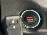 【キーレススタートシステム】カバンやポケットに入れたままでもドアの施錠・解錠が可能なスマートキーを装備。エンジンのオン・オフ時もカギを取り出す必要が無いからとっても便利です♪