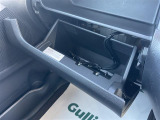 グローブボックスの画像です。店舗にて現車の確認もいただけますので、お電話で在庫のご確認の上是非ご来店くださいませ!!!ワクワクするクルマ選びをご提案します!