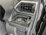 便利なカップホルダーを装備しています。 缶ジュースを開けて運転していると振動で倒れないかヒヤヒヤ、意外と置き場に困るもの。 意外に重要な装備ですね。