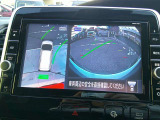 【アラウンドビューモニター】空から見下ろすような視点で、スムースな駐車と安全確認をサポートします。