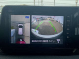 アラウンドビューモニター搭載。上から見下ろしたように液晶に映るのでスムーズな駐車をサポートします。