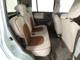 後部座席も当然、綺麗・清潔に仕上げております。内装の綺麗なお車は気持ちが良いですね。