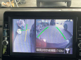 画像の左側は運転席から見ることのできないフロント左側を映している画像です、狭い道や幅寄せ時に便利です。