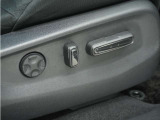 ◆運転席8ウェイパワーシート+運転席4ウェイ電動ランバーサポート◆シートポジションの調節が電動でできます。腰部をしっかりと受け止めるランバーサポートも装備!長時間のドライブでも疲れにくい姿勢をキープ。