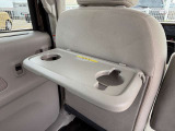 飲み物を置いたりお菓子を置いたり出来る便利なシートバックテーブルがついてますのでロングドライブなどに便利ですよ♪