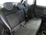 【べスキンコンビブラックシート】セカンドシートもフロントシートと同様安心感があり、クリアランスもしっかりと確保されております。大人の方も余裕でお乗りになれます。