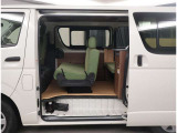 車両仕様:「A-TYPE」標準装備・2列目キャンピング専用シート・2列目シートリマインダー(ディーゼル車のみ)・ベットマット自動車難燃式ファブリック・リヤサイドキャビネット左右ハイタイプ格納有・オリジ