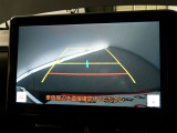 バックガイドモニター付き。車両後方の映像をナビ画面に表示し、駐車などの後退操作をサポートします。