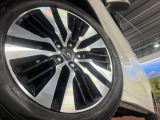 【純正18インチアルミホイール】外観にマッチした純正アルミホイールを装着しております。各種社外アルミホイールや、スタッドレスタイヤも取扱いしております。是非ご相談ください♪