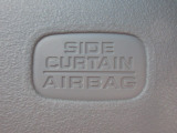 サイドカーテンエアバックシステムは、側面衝突時に大人から子供までさまざまな体格の乗員の頭部や頚部を広範囲で保護。特にセンターピラーへの頭部衝突を防ぐ展開性能を実現しています。