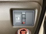 左側電動スライドドアは運転席からでも操作ができるように、ハンドル付近に開閉の操作スイッチが付いています。
