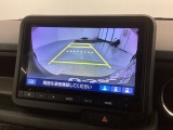 リバースギアに入れるだけで後方の表示へ切り替わります。夜間や雨の日の駐車も楽になりますよ。