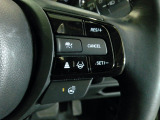 ハンドル右側にはクルーズコントロールのスイッチが装備され運転中の操作も安心して行えます!