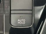 オートブレーキホールド機能は、運転者のブレーキ操作によって停車した際に、自動的にブレーキ力を保持する機能です。