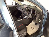 ドライバーの運転姿勢と快適性を追求したマツダのシートづくり。骨盤を安定させることで、ドライバーの自然な動きをサポートし、疲れにくいシートを実現しています。
