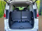 普段のお買い物や通勤、送迎等に十分な荷室スペースを確保しております。セカンドシートを倒すと、大きな荷物の積載も可能です♪
