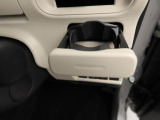 カップホルダーは運転席や助手席からちょうど手の届く位置です!!