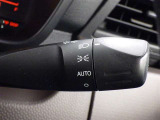 【オートライト】車外の明るさに応じて、自動的にライトの点灯・消灯をしてくれます。