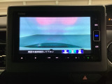 ギヤをR(バック)に入れるとナビの画面に後ろの映像が映るリアカメラ付です。後退時、コンディションが悪い視界でもカラーバックモニターがドライバーをサポートします。
