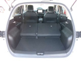 荷室広々。後席を倒して大きい荷物や長い荷物の積み込み可能に。