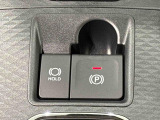 指先だけで簡単に操作が可能な電動パーキングブレーキを採用。「HOLD」スイッチを押すと、渋滞や信号待ちなどでブレーキペダルから足を離しても、ブレーキを保持するので安心です
