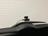 後方にもドライブレコーダー(社外品)のカメラが付いています。前後両方でお車の周りを監視・記録いたします。