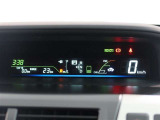 とっても見やすいメーターです。夜間時はラグジュアリーな気分にさせてくれる照明が魅力ですので、夜のドライブも楽しみになりますよ♪