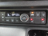 オートエアコンタイプなので細かい操作なしで快適温度に調整してくれます。シートヒーター付きで、冷えた車内でもスイッチを押せば数秒で座面と背もたれがあたたかくなります。