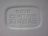 サイドカーテンエアバックシステムは、側面衝突時に大人から子供までさまざまな体格の乗員の頭部や頚部を広範囲で保護。特にセンターピラーへの頭部衝突を防ぐ展開性能を実現しています。