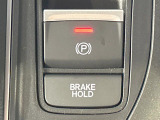 【オートブレーキホールド】信号待ちや渋滞で停車時にブレーキから足を離しても、停止状態を保持してくれます。前進するときはアクセルを踏めば自動で解除されるので安心♪街乗り運転が楽になります♪