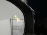 ブラインドスポットモニター装備。隣車線を走る車両を検知。ドアミラーでは確認しにくい後、側方エリアに存在する車両や急接近してくる車両も検知しドアミラーに搭載されたLEDインジケーターが点灯します。